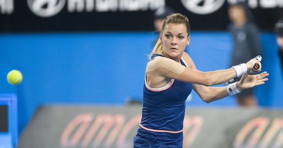 Rozstawiona z numerem pierwszym Agnieszka Radwańska przegrała z amerykańską tenisistką Bethanie Mattek-Sands 5:7, 2:6 w meczu drugiej rundy turnieju WTA na twardych kortach w Sydney. Dla 24-letniej krakowianki był to mecz otwarcia, bowiem w pierwszej rundzie miała "wolny los". Natomiast o cztery lata starsza Mattek-Sands, która do głównej drabinki dostała się dzięki wygranej w kwalifikacjach, pokonała Kanadyjkę Eugenie Bouchard 6:4, 6:3. 