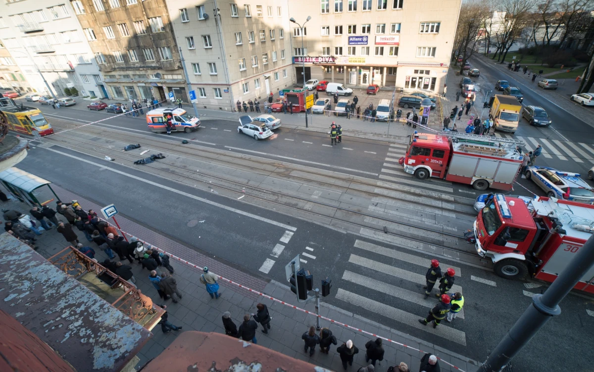 Możliwe, że uda się dziś przesłuchać motorniczego, który spowodował tragiczny wypadek na ul. Piotrkowskiej w Łodzi. Na miejscu zginęły dwie kobiety, trzecia jest w szpitalu w ciężkim stanie. W wypadku straciła nogi. Ranny został też kierowca auta, w które uderzył tramwaj. Minioną noc motorniczy spędził w areszcie trzeźwiejąc, bo w chwili wypadku miał 1,2 promila alkoholu w wydychanym powietrzu.