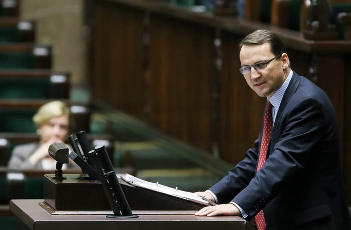 Minister Radosław Sikorski w rozmowie z BBC stwierdził, że polscy obywatele wnoszą do brytyjskiego systemu dwa razy więcej środków, niż czerpią korzyści ze świadczeń społecznych. Polski minister zabrał tym samym głos ws. planów Davida Camerona, który zapowiedział pozbawienie pracujących w Wielkiej Brytanii imigrantów z krajów UE dodatku rodzinnego na dzieci, jeśli przebywają one w swoich ojczystych krajach.