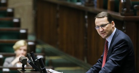 Minister Radosław Sikorski w rozmowie z BBC stwierdził, że polscy obywatele wnoszą do brytyjskiego systemu dwa razy więcej środków, niż czerpią korzyści ze świadczeń społecznych. Polski minister zabrał tym samym głos ws. planów Davida Camerona, który zapowiedział pozbawienie pracujących w Wielkiej Brytanii imigrantów z krajów UE dodatku rodzinnego na dzieci, jeśli przebywają one w swoich ojczystych krajach.