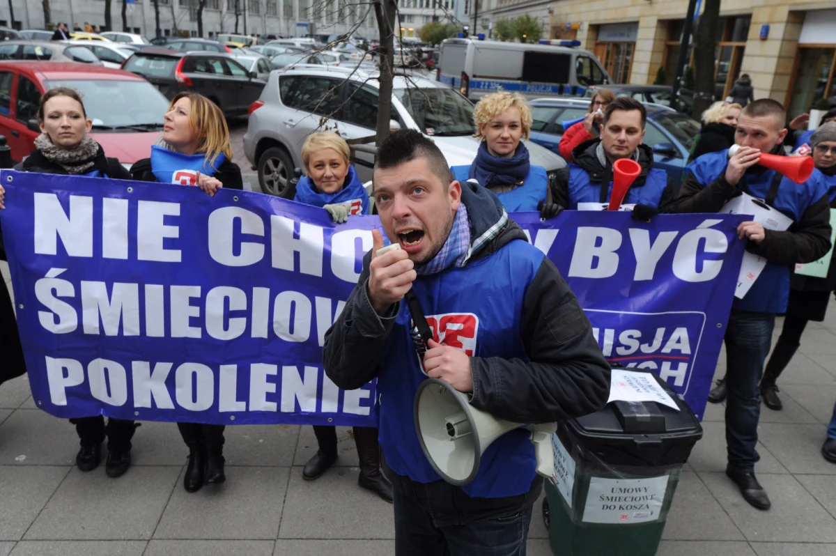 Pojawi się nowa forma zatrudnienia, która ma zastąpić kontrowersyjne umowy śmieciowe. Ministerstwo pracy planuje wprowadzenie tzw. umów projektowych - może się to stać nawet już w połowie tego roku - wynika z ustaleń dziennikarza RMF FM Krzysztofa Berendy. Umowy projektowe mają być czymś pomiędzy etatami a umowami śmieciowymi.