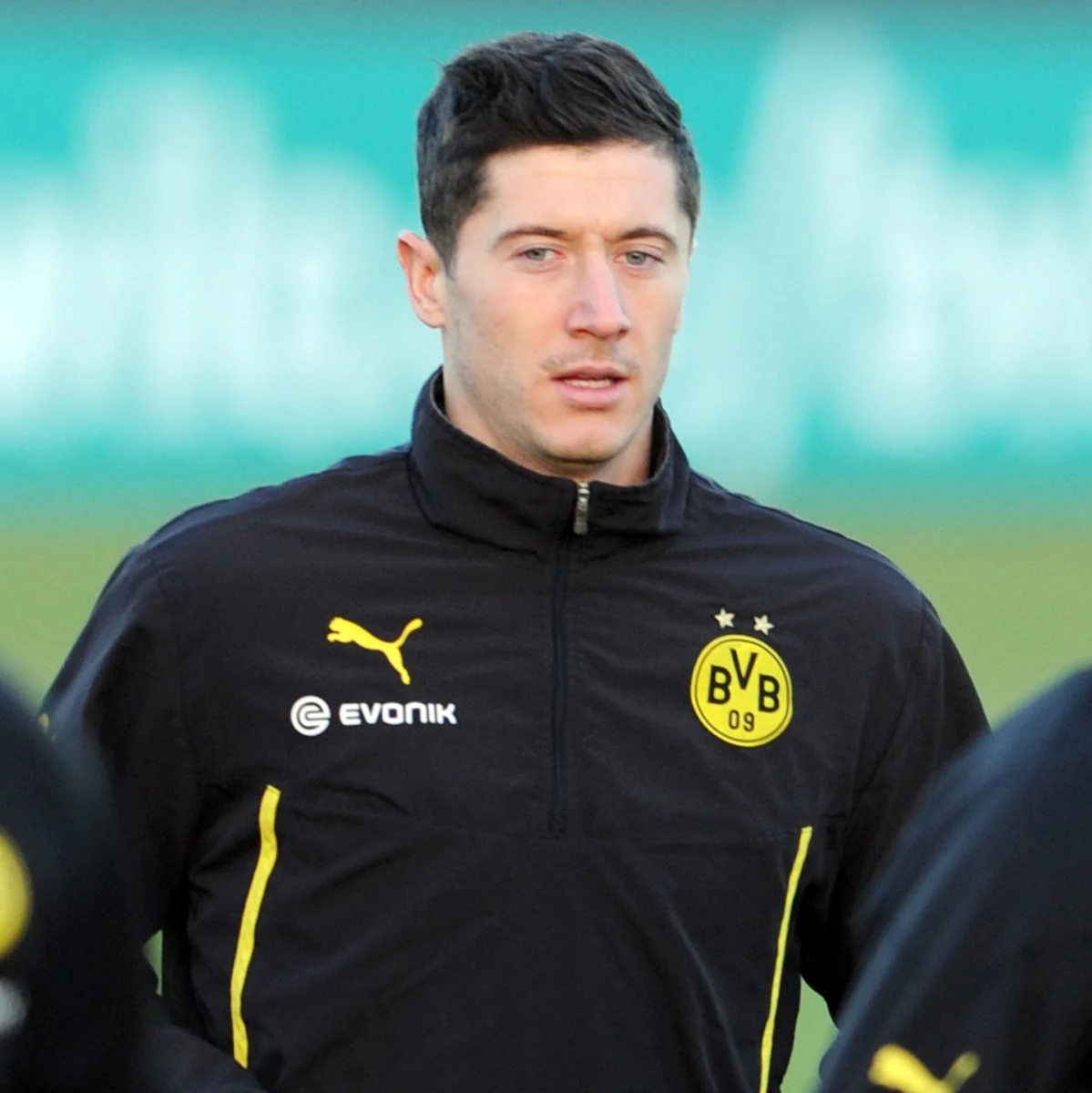 Dyrektor sportowy Bayernu Monachium Matthias Sammer oświadczył, że czołowy obecnie napastnik zespołu Mario Mandzukić „musi zaakceptować” rywalizację z Robertem Lewandowskim. Polak przeniesie się do bawarskiego klubu w czerwcu.