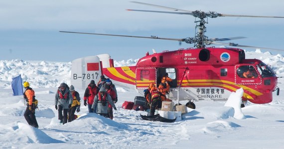 Chiński lodołamacz "Xue Long", czyli "Śnieżny Smok" uwolnił się z lodów u wybrzeży Antarktydy. Pomógł mu silny zachodni wiatr, który odepchnął grube na trzy metry kry. "Xue Long" był uwięziony od piątku. Wcześniej uczestniczył w ewakuacji 52 naukowców i turystów z pokładu rosyjskiego statku badawczego "Akademik Szokalski".