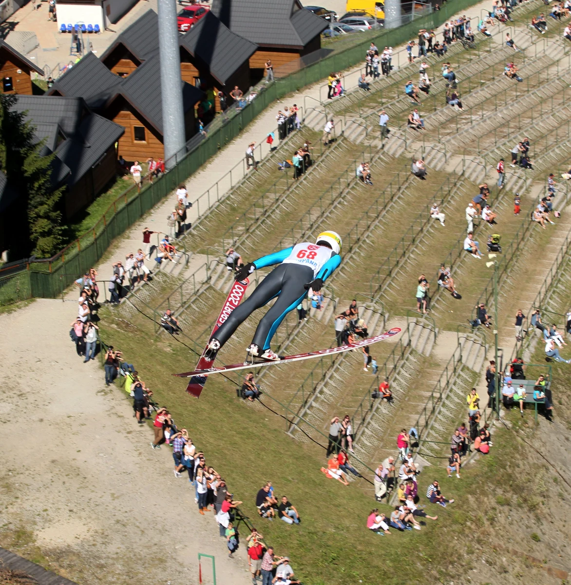 Organizatorzy Pucharu Świata w skokach narciarskich w Wiśle i Zakopanem nie planują na razie odwołania konkursów, mimo, że śniegu brakuje, a prognozy nie są korzystne. "Tylko kataklizm mógłby skłonić nas do takiej decyzji" - zapewniają w rozmowie z reporterem RMF FM. 