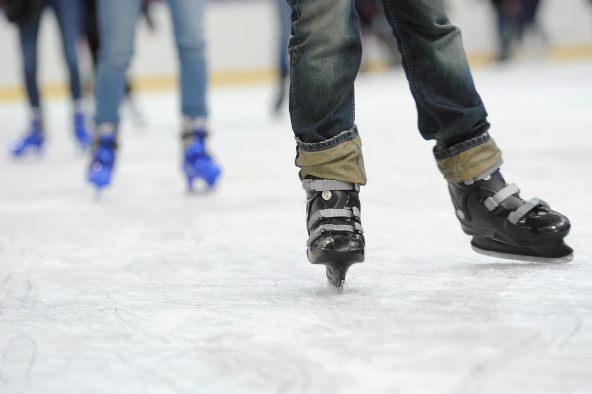 ​Kilkadziesiąt tysięcy złotych stracił zarządca Stadionu Narodowego w związku z problemami z lodowiskiem przygotowanym na płycie obiektu. Do prokuratury dotarło zawiadomienie spółki, która podejrzewa, że ktoś uszkodził taflę lodowiska solą lub inną substancją chemiczną. Ślizgawkę trzeba było zamknąć.