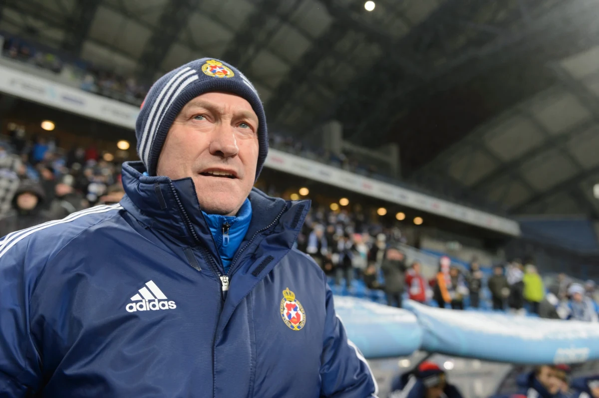 Piłkarze Wisły Kraków rozpoczęli przygotowania do nowego sezonu. Na pierwszych treningach nie pojawił się trener Franciszek Smuda. Były selekcjoner reprezentacji jest jeszcze na urlopie. Pracę z zawodnikami rozpocząć ma w najbliższy poniedziałek.  