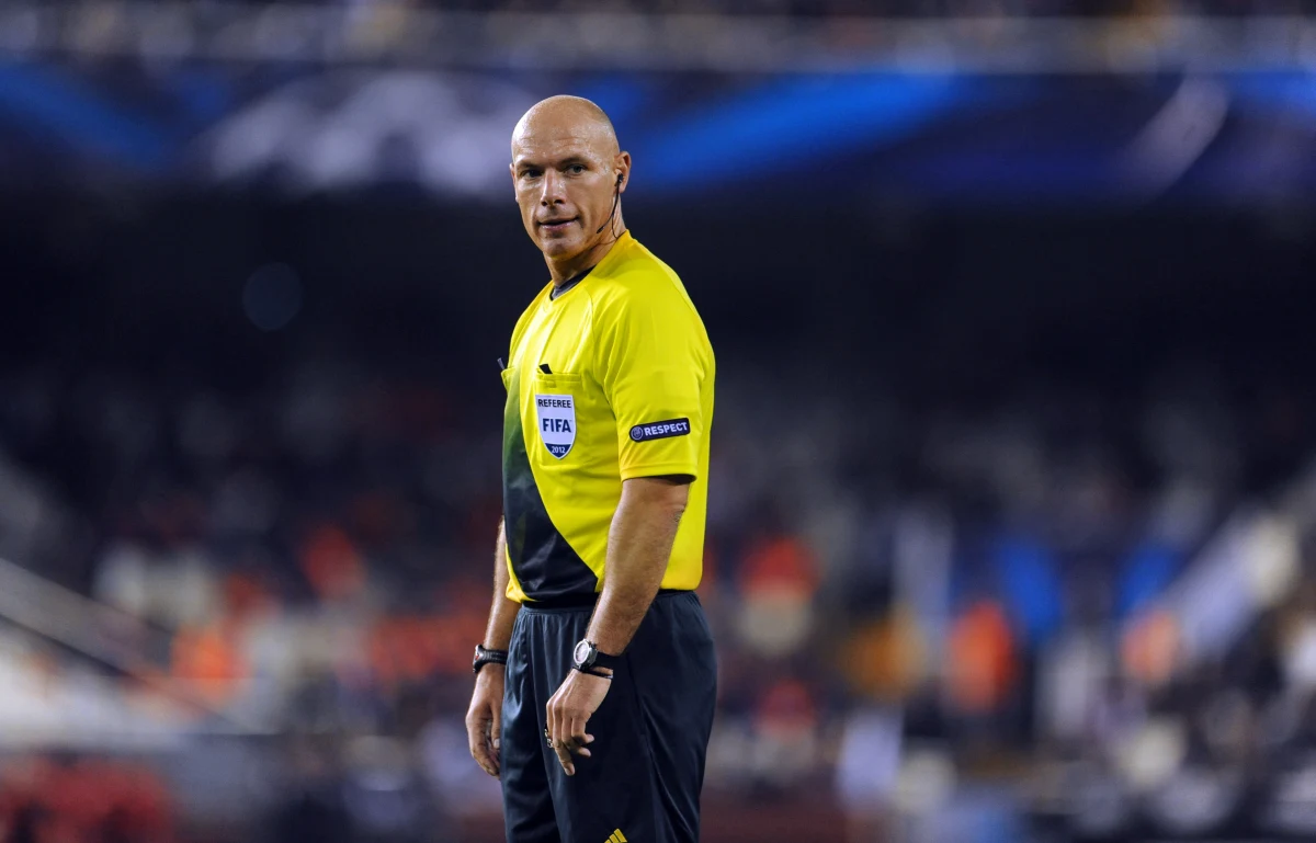 Anglik Howard Webb został najlepszym sędzią 2013 roku w ankiecie Międzynarodowego Stowarzyszenia Historyków i Statystyków Futbolu (IFFHS). W kategorii bramkarzy triumfował golkiper Bayernu Monachium Manuel Neuer.