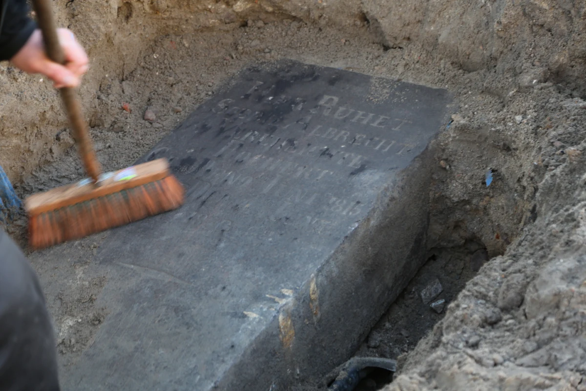 Płytę nagrobną z 1850 roku odnaleźli robotnicy, remontujący chodnik przy Batalionów Chłopskich w Świnoujściu. Zabytkowy nagrobek lata przeleżał zakopany w piachu pod chodnikiem.