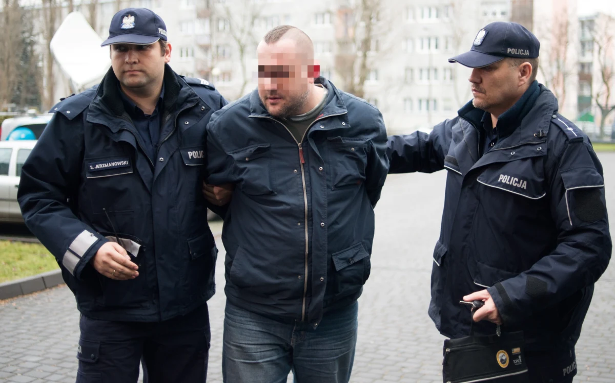 Spowodowanie po pijanemu wypadku ze skutkiem śmiertelnym - taki zarzut usłyszał motorniczy z Łodzi. Jak donosi reporterka RMF FM Agnieszka Wyderka, mężczyzna przyznał się do winy. Przedwczoraj kierowany przez niego tramwaj nie zatrzymał się na przystanku i wjechał na skrzyżowanie na czerwonym świetle. Zginęły dwie kobiety, a kolejna kobieta i mężczyzna zostali ranni. 34-latkowi grozi teraz do 12 lat więzienia. Niewykluczone jednak, że postawiony mu zarzut zostanie rozszerzony.