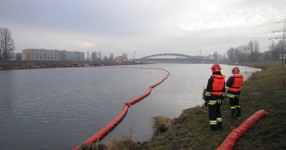 Strażacy usuwają plamę oleju na Wiśle w Krakowie. W okolicach stopnia wodnego Dąbie rozstawiono specjalną zaporę przeciwolejową. Policja szuka także osób, które zanieczyściły rzekę.
