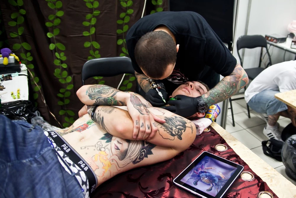 Marek Pawlik przy pracy podczas 6. edycji krakowskiej konwencji tatuażu Tattoofest