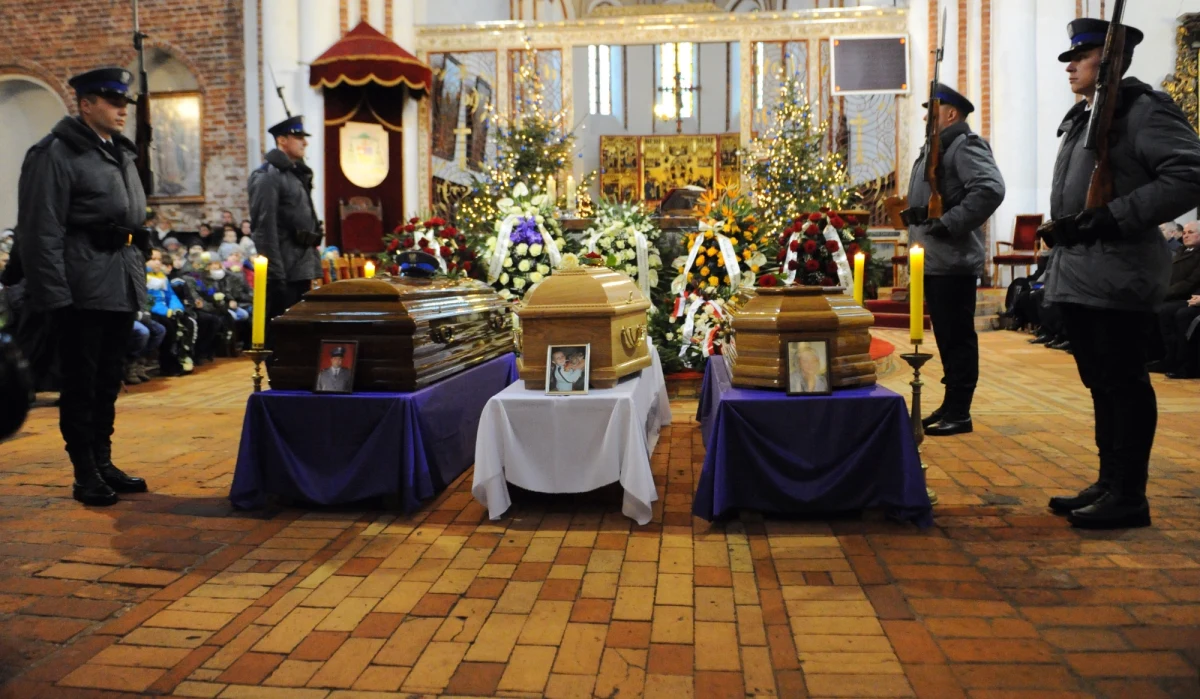 Rodzina, znajomi oraz mieszkańcy Kamienia Pomorskiego pożegnali policjanta Pawła Jankiewicza, który w Nowy Rok zginął razem z żoną i synkiem. "Zło go dosięgnęło wtedy, kiedy się najmniej go spodziewał"- powiedział szef MSW Bartłomiej Sienkiewicz. 1 stycznia pijany kierowca wjechał na chodnik, a potem w grupę pieszych. Zginęło sześć osób w tym dziecko. 