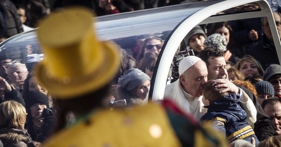 Podczas środowej audiencji generalnej zdumienie obecnych wywołało to, że w trakcie objazdu placu Świętego Piotra papież Franciszek kazał nagle zatrzymać papamobile i zaprosił do niego jednego z księży. Okazało się, że to jego przyjaciel z Argentyny. 