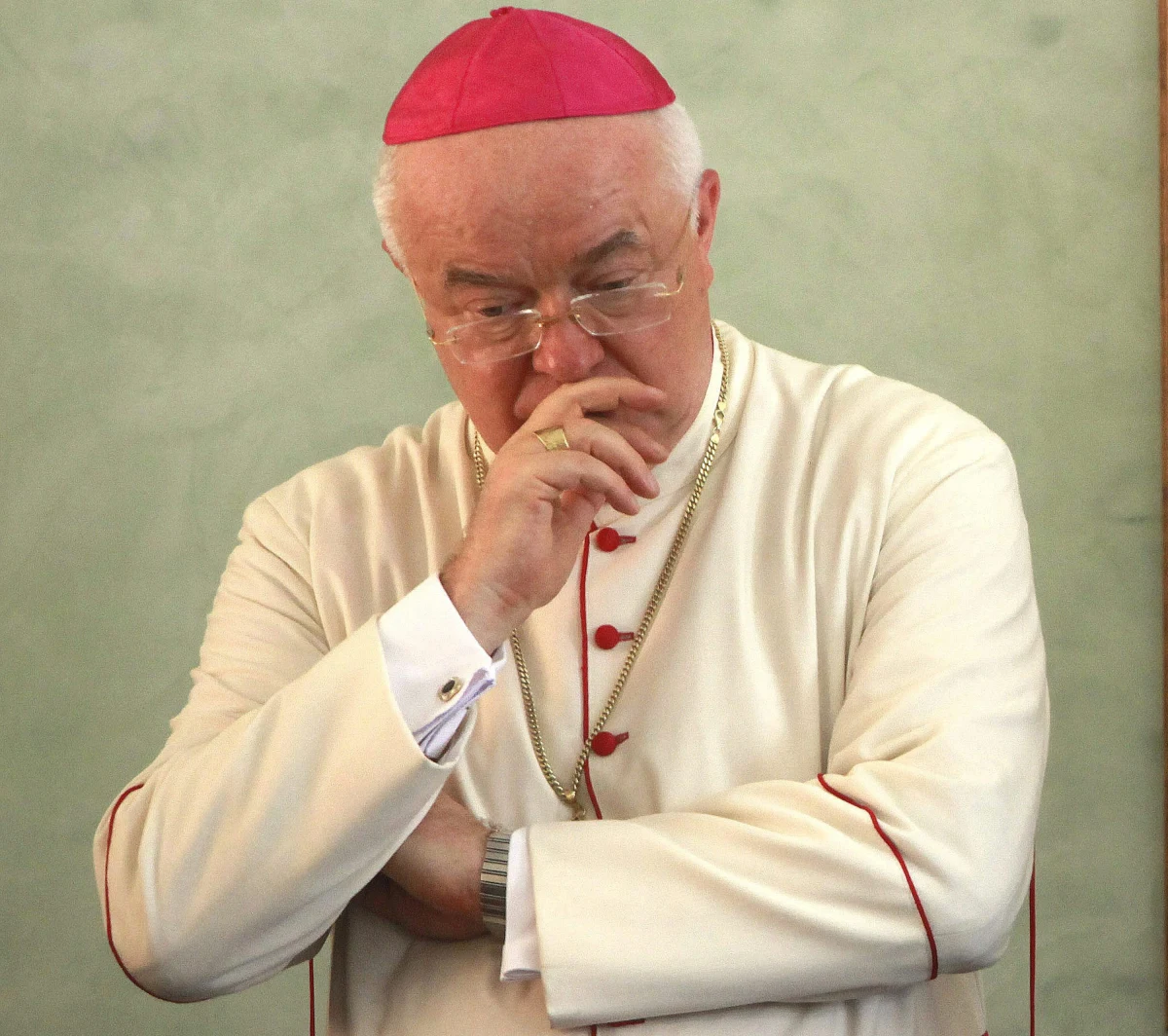 Arcybiskup Józef Wesołowski, były nuncjusz apostolski na Dominikanie podejrzewany o pedofilię nie może być poddany ekstradycji – takie stanowisko przekazał Watykan polskim śledczym zajmującym się tą sprawą. Stolica Apostolska poinformowała też, że prowadzi własne postępowanie ws. hierarchy. 