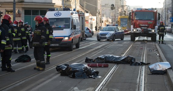 Zmarła 75-letnia kobieta, która została ciężko ranna w wypadku na ul. Piotrkowskiej w Łodzi - poinformowała w rozmowie z RMF FM rzeczniczka łódzkiej policji Joanna Kącka. Do tragedii doprowadził pijany motorniczy tramwaju, który nie zatrzymał się na przystanku i na czerwonym świetle wjechał na skrzyżowanie. Na miejscu zginęły dwie kobiety.