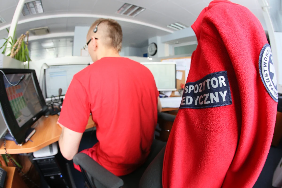 Dziś pierwsze szkolenia dla dyspozytorów pogotowia, którzy mają przyjmować zgłoszenia według nowych procedur. Lista gotowych pytań ma pomóc w przyjęciu informacji i uniknięciu takich dramatycznych sytuacji, jak ta ze Skierniewic, gdy karetka nie została wysłana na czas do 2,5-letniej Dominiki. 