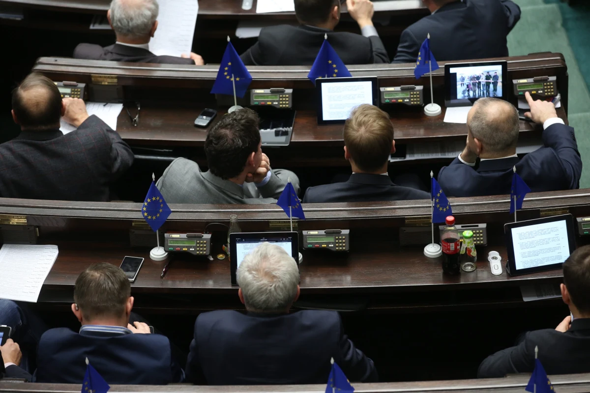 Tylko w ubiegłym roku Prokurator Generalny przygotował 62 wnioski o uchylenie immunitetu związane z łamaniem przepisów drogowych. Europarlamentarzyści, posłowie i senatorowie nagminnie przekraczają dopuszczalną prędkość. W 2013 roku w sprawie wykroczeń drogowych z immunitetu zrezygnowali 27 razy. Często dopiero w czasie posiedzenia komisji, rozpatrującej wnioski o ich ukaranie.
