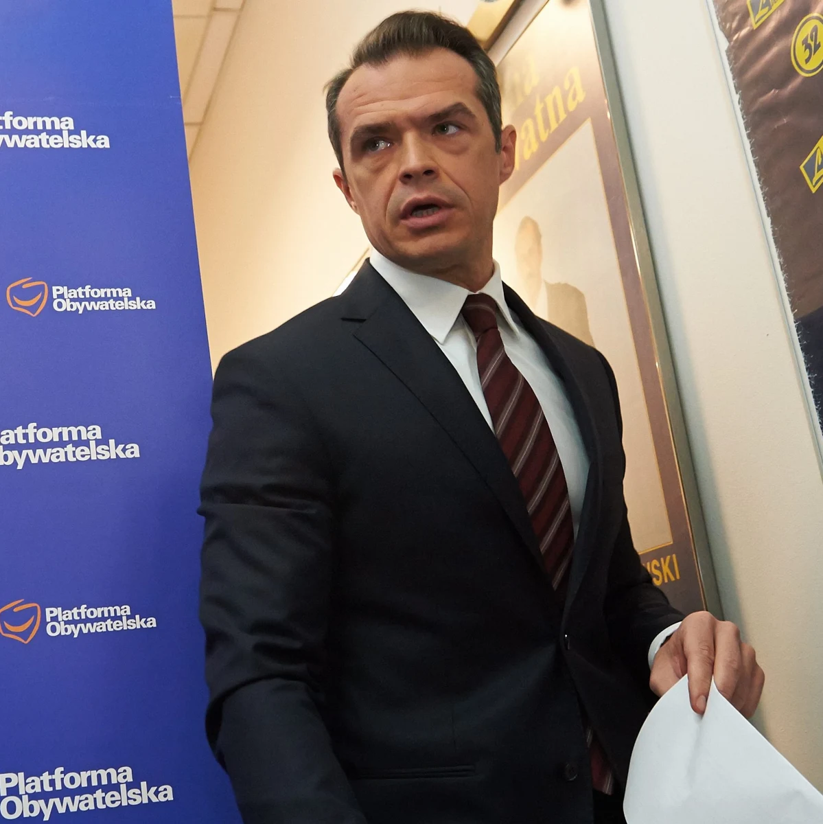 Sławomir Nowak usłyszał zarzuty składania niezgodnych z prawdą oświadczeń majątkowych. Były minister transportu w pięciu kolejnych oświadczeniach majątkowych nie poinformował o cennym zegarku, choć miał taki obowiązek. Jak poinformowała Prokuratura Okręgowa w Warszawie, Nowak nie przyznał się do zarzutów i odmówił składania wyjaśnień. "Jestem niewinny" - powiedział zaś dziennikarzom po wyjściu z prokuratury.