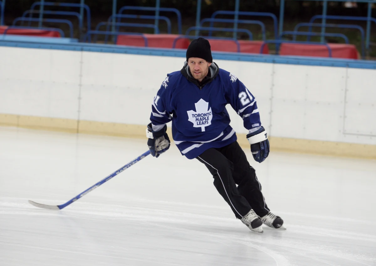 Hokejowi Artyści znów wychodzą na lód! 18 stycznia zmierzą się w charytatywnym meczu z ekipą Sportowców. Do zwycięstwa ma ich poprowadzić sam Mariusz Czerkawski. Za strategię na lodzie odpowiadał zaś będzie gen. Roman Polko.