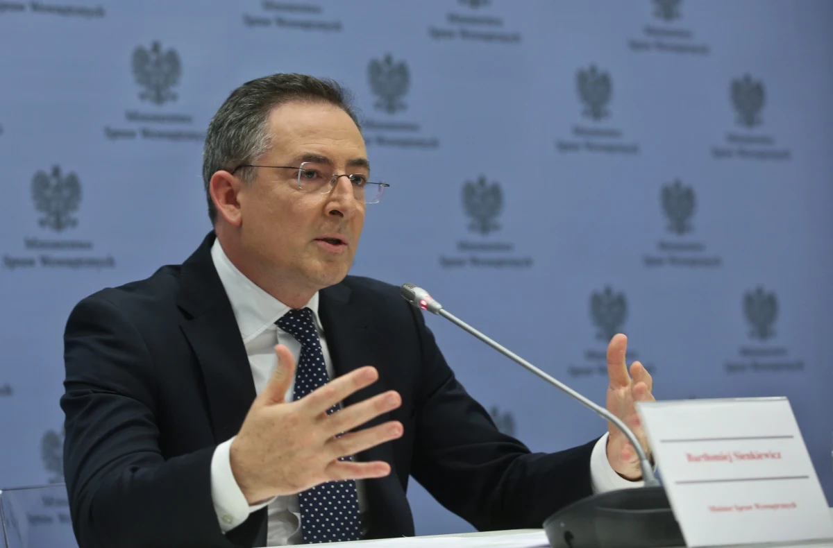 Policja dostała polecenie skutecznego działania w związku ze zbliżającym się terminem wyjścia z więzienia pedofila Mariusza Trynkiewicza – twierdzi szef MSW Bartłomiej Sienkiewicz. Minister liczy, że Trynkiewicz zostanie objęty przepisami ustawy dotyczącej izolacji niebezpiecznych przestępców już po odbyciu przez nich kary. Ustawa ta wejdzie w życie 22 stycznia.  