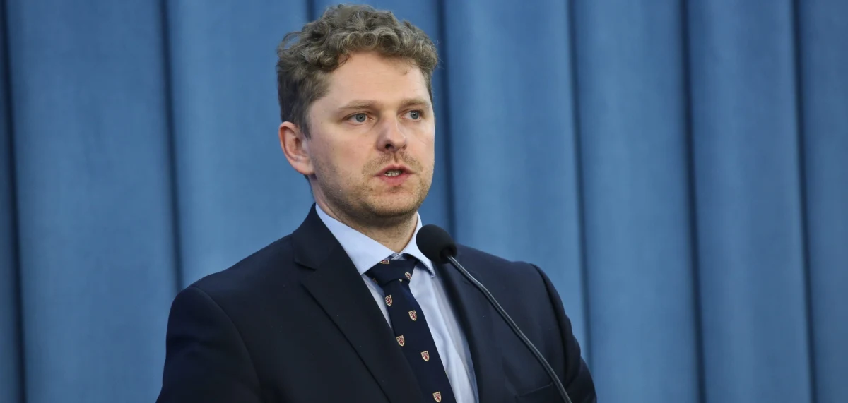 "Według informacji, które zostały nam przekazane - tak jak tych, które już były w przestrzeni medialnej podane przez Edwarda Snowdena - Polska nie była monitorowana i polscy politycy pod tym względem mogą się wobec służb amerykańskich czuć bezpiecznie" - powiedział po posiedzeniu komisji ds. służb specjalnych poseł PiS Marek Opioła. Parlamentarzyści wysłuchali dziś informacji MSZ, Agencji Wywiadu i Służby Wywiadu Wojskowego na temat relacji z amerykańskimi służbami specjalnymi, a także zarzutów o inwigilację europejskich polityków przez USA i domniemanych więzień CIA w Polsce.