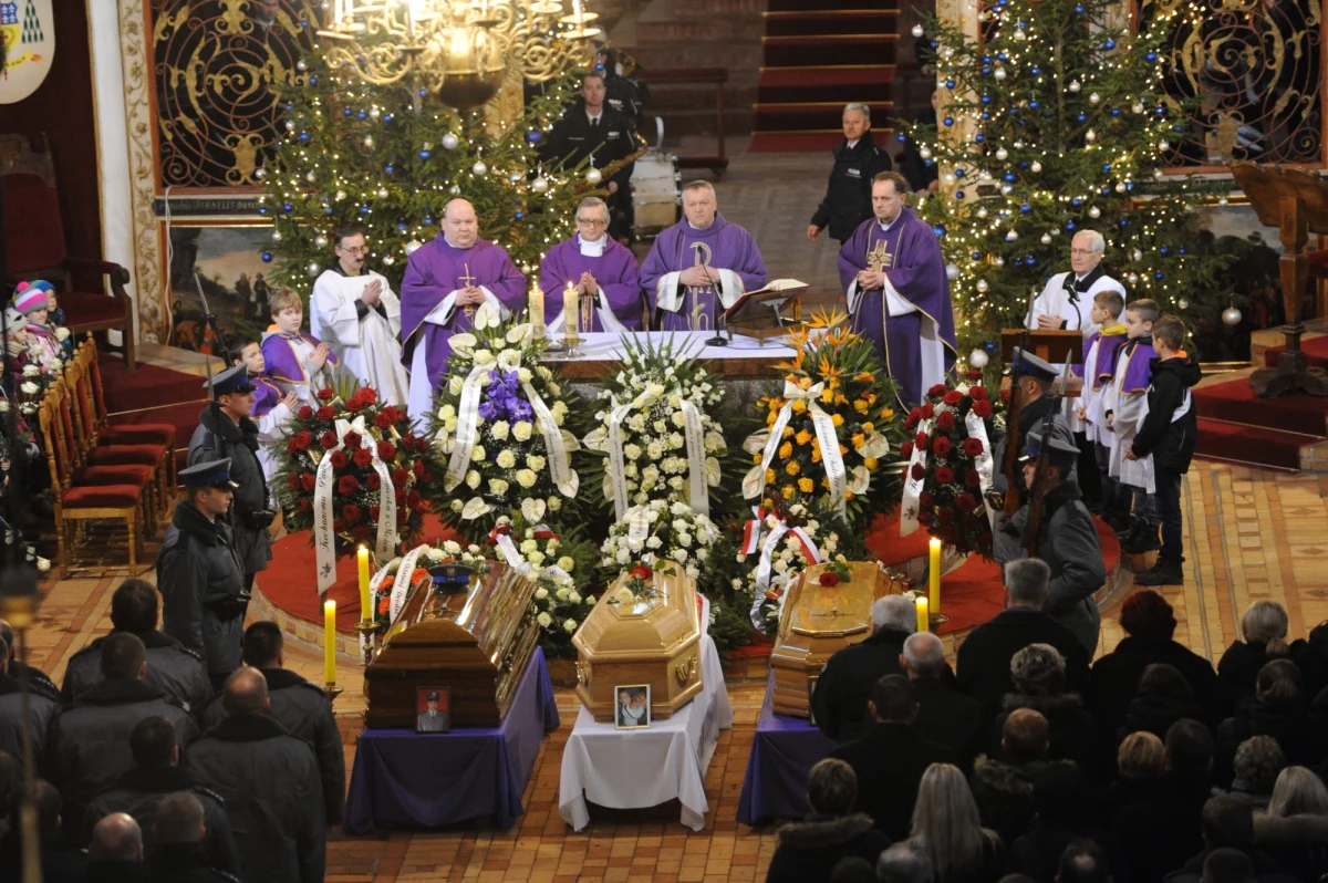 Trzy kolejne ofiary wypadku w Kamieniu Pomorskim zostały dzisiaj pochowane. Tragicznie zmarłych żegnali licznie zgromadzeni mieszkańcy miasta i policjanci. Ofiary spoczęły na cmentarzu miejskim. W wypadku spowodowanym przez pijanego kierowcę w Nowy Rok zginęło sześć osób.