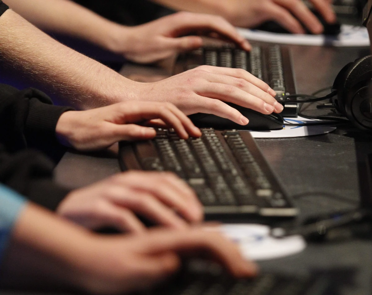 CERT Polska ostrzega przed nieuczciwymi ofertami pracy rozsyłanymi przez pocztę elektroniczną do polskich użytkownik sieci. Wszystkie oferty zachęcają do podjęcia dodatkowej, wyjątkowo dobrze płatnej pracy dla rzekomo dużej, międzynarodowej korporacji.