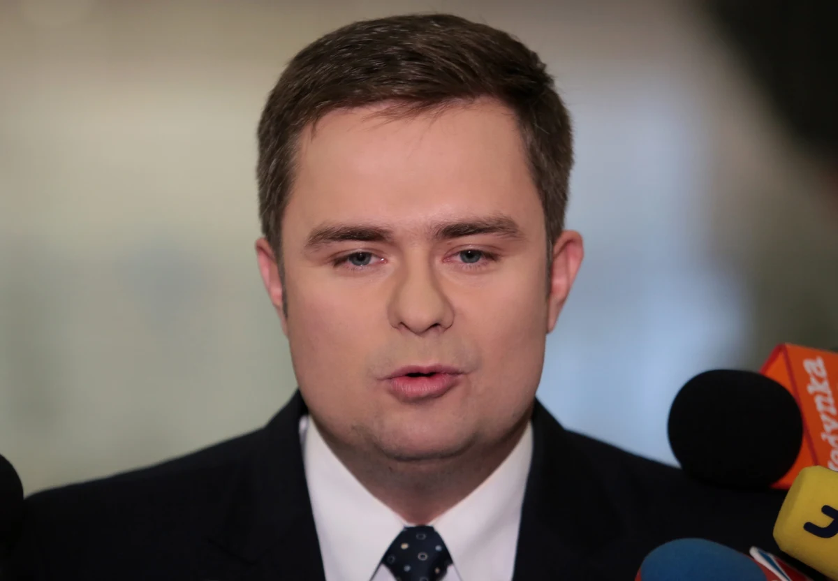 Andrzej Duda nie jest już rzecznikiem Prawa i Sprawiedliwości. Na swoje wcześniejsze stanowisko, zgodnie z zapowiedziami władz partii, wrócił Adam Hofman. Komitet Polityczny PiS zatwierdził ponownie jego kandydaturę. Duda został natomiast wybrany szefem sztabu w wyborach do Parlamentu Europejskiego.