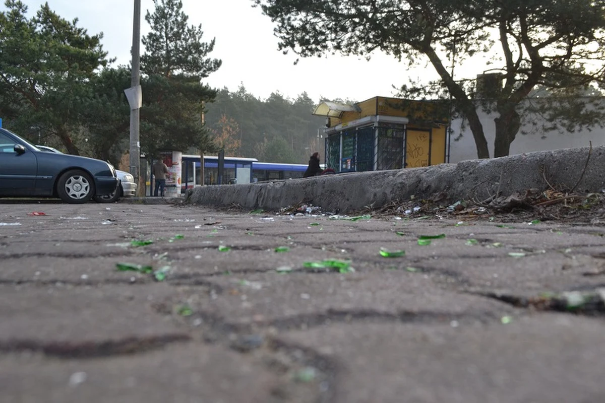 RMF FM interweniuje w imieniu mieszkańców osiedla Piaski w Bydgoszczy. Poprosili nas o pomoc, bo nie czują się bezpiecznie na własnym podwórku. Wszystko przez niechcianych gości, którzy odwiedzają w nocy położone na uboczu skupisko domów jednorodzinnych - zdarzają się całonocne imprezy i hałasy, często też akty wandalizmu.