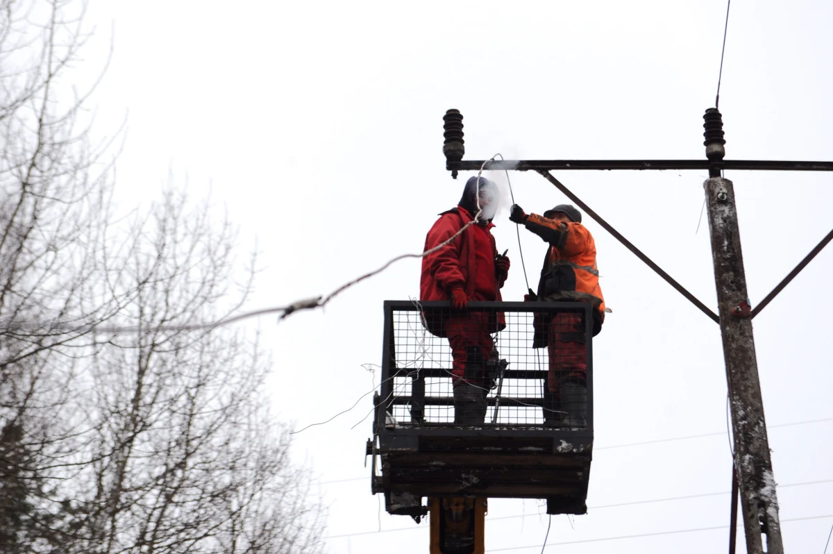 Silny wiatr na Pomorzu osłabnie dopiero popołudniu. W porywach może wiać nawet do 100 km/h. Prądu nie mają mieszkańcy kilkudziesięciu miejscowości – w sumie ok. 2 tys. odbiorców.