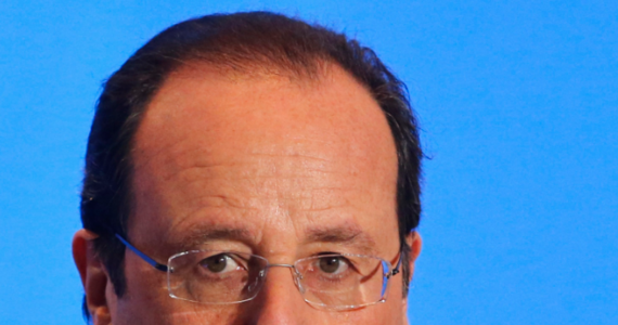 Prezydent Francji Francois Hollande rozważa pozwanie do sądu magazynu "Closer". Pismo ogłosiło, że polityk ma romans z aktorką Julie Gayet. Hollande wyraził ubolewanie, że dziennikarze atakują go za życie prywatne.