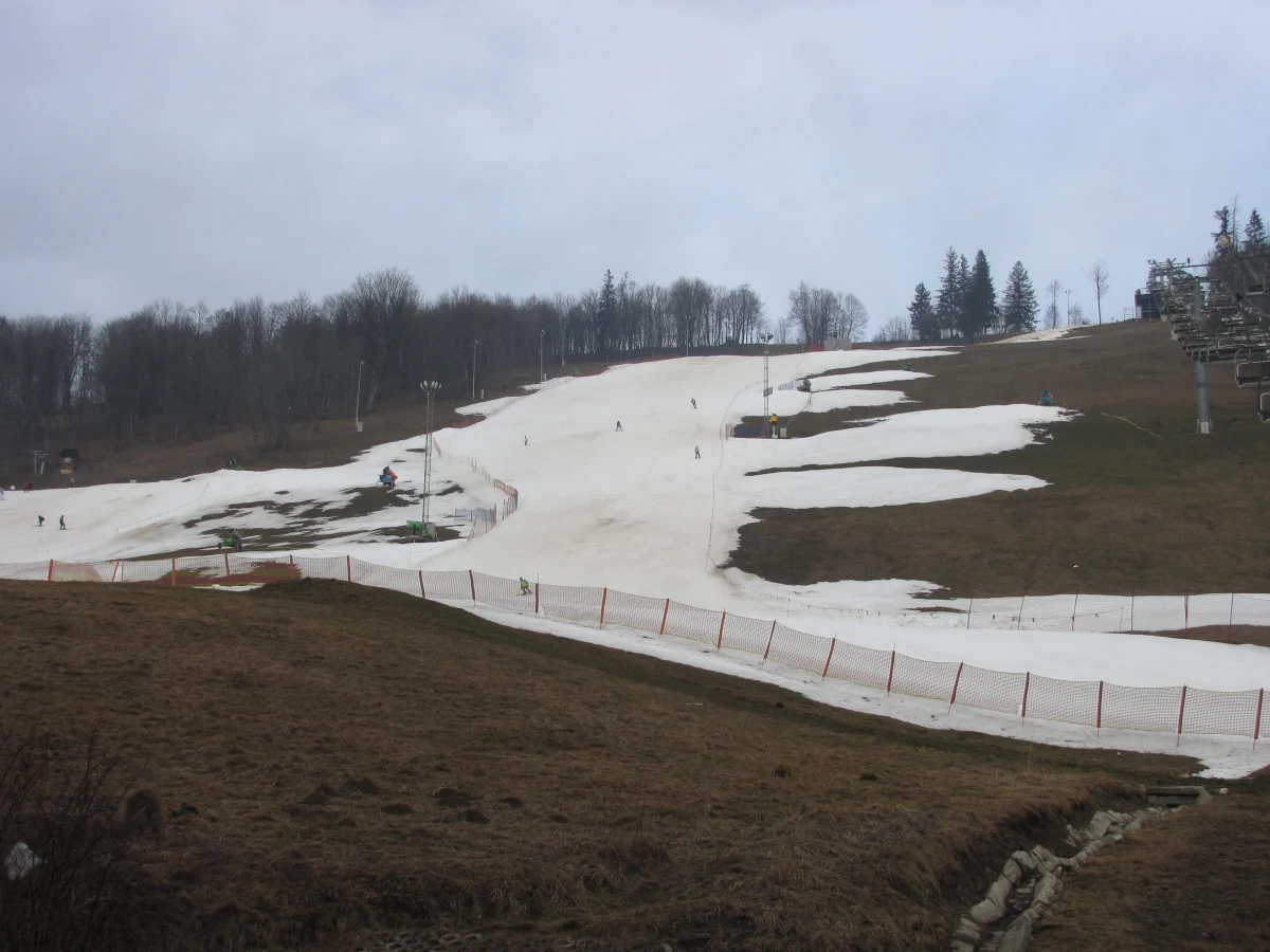 Beskidy, Zakopane, Bieszczady - chociaż w kalendarzu już styczeń a za pasem ferie, śniegu brakuje prawie wszędzie. Na Białym Krzyżu, w Szczyrku, ostatni raz sypało ponad miesiąc temu. W Wiśle, czy Ustroniu nie działa żaden narciarski wyciąg. Górale oceniają, że jedna trzecia sezonu jest już stracona i że strat nie da się już odrobić. 