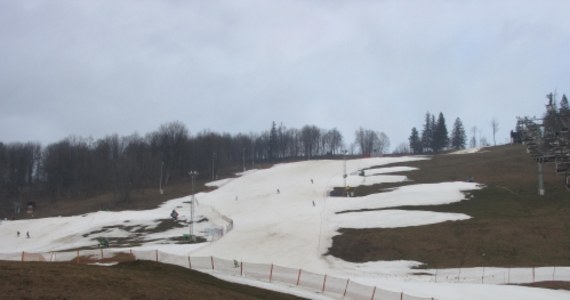 Beskidy, Zakopane, Bieszczady - chociaż w kalendarzu już styczeń a za pasem ferie, śniegu brakuje prawie wszędzie. Na Białym Krzyżu, w Szczyrku, ostatni raz sypało ponad miesiąc temu. W Wiśle, czy Ustroniu nie działa żaden narciarski wyciąg. Górale oceniają, że jedna trzecia sezonu jest już stracona i że strat nie da się już odrobić. 