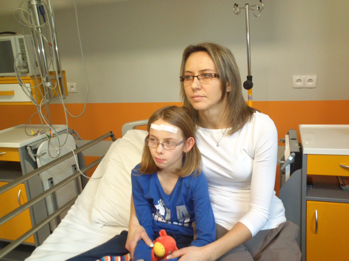 Pionierski zabieg urządzeniem Gamma Knife przeprowadzili lekarze z Uniwersyteckiego Centrum Okulistyki i Onkologii w Katowicach. Pionierski, bo pacjentką jest 10-letnia dziewczynka. Niezłośliwy guz w mózgu powodował u Julki między innymi napady padaczki. Dziewczynka przeszła zabieg wczoraj. Dziś mogła już opuścić szpital. Julka czuje się dobrze.