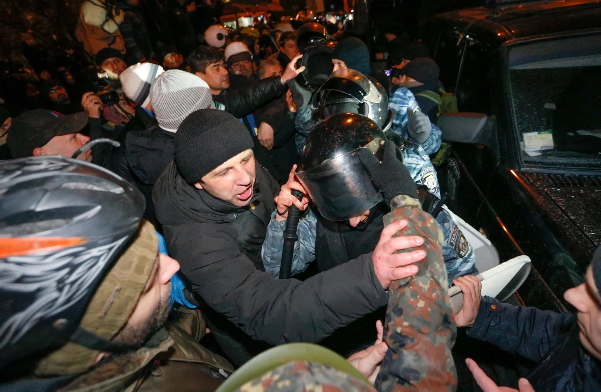 Starcia milicji z opozycją przed jednym z sądów rejonowych w Kijowie na Ukrainie. Kilkanaście osób, w tym dziennikarze i  były szef MSW Ukrainy, a obecnie jeden z liderów opozycji Jurij Łucenko, zostało rannych. Do zamieszek doszło po ogłoszonym wyroku dla "terrorystów",  planujących wysadzenie pomnika Lenina. 