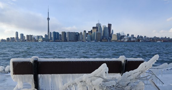 ​Ponad 100 milionów dolarów kanadyjskich - na tyle Toronto oszacowało koszty związane z usuwaniem skutków przedświątecznego, marznącego deszczu. Minione dwa tygodnie to dla Kanady śnieżna zima z temperaturą spadającą do minus 50 stopni.