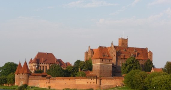 ​Największy na świecie gotycki zamek, największe zrekonstruowane machiny oblężnicze, miniatura zamku krzyżackiego zbudowana z miliona malutkich cegiełek - m.in. to można zobaczyć w Malborku. Do miasta zaprosił nas pan Wojciech. 
