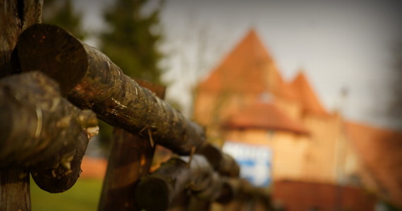 "Każdy w Polsce wie, że w zamku malborskim jest zapadania, która to służy do tego, żeby pozbywać się dzięki niej ludzi niewygodnych" - mówi Tomasz Bogdanowicz z Muzeum Zamkowego w Malborku w rozmowie z reporterem RMF FM. Zaznacza jednak, że jest to zwykły mit. Jakie tajemnice jeszcze kryje największy na świecie gotycki zamek? Przeczytajcie całą rozmowę.