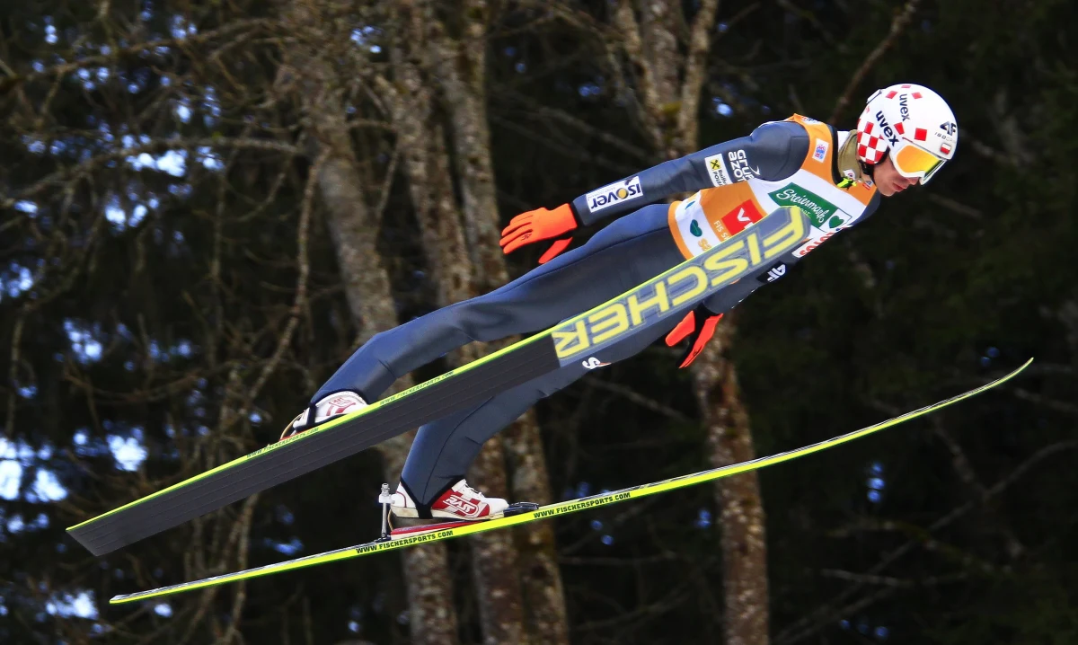 Kamil Stoch zajął szóste miejsce w konkursie Pucharu Świata w skokach narciarskich na mamucim obiekcie Kulm w Bad Mitterndorf w Austrii. Zwyciężył Japończyk Noriaki Kasai. Polak utrzymał prowadzenie w klasyfikacji generalnej Pucharu Świata.