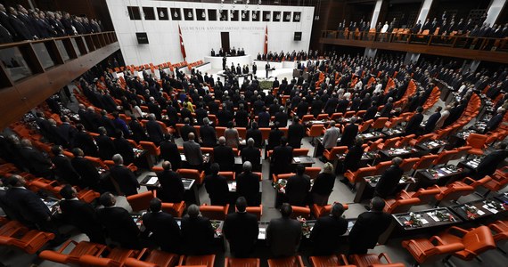 Wielka awantura wybuchła na posiedzeniu komisji sprawiedliwości tureckiego parlamentu. Deputowani kopali się, okładali pięściami i obrzucali butelkami z wodą - informuje agencja Reutera, powołując się na świadków tych wydarzeń.