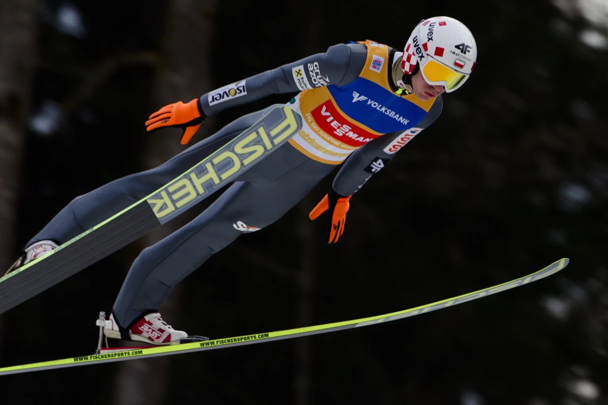 Dziś na mamucim obiekcie Kulm w austriackim Bad Mitterndorf odbędzie się drugi konkurs Pucharu Świata w skokach narciarskich. Pierwszy w sobotę wygrał Japończyk Noriaki Kasai. Drugi był Słoweniec Peter Prevc, a trzeci Austriak Gregor Schlierenzauer. W polskiej ekipie najwyżej - na 6. pozycji - został sklasyfikowany Kamil Stoch, który utrzymał prowadzenie w klasyfikacji generalnej PŚ. 