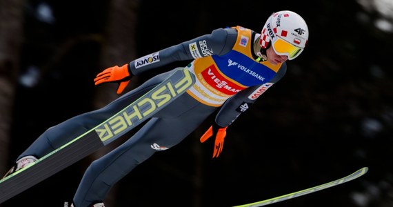 Dziś na mamucim obiekcie Kulm w austriackim Bad Mitterndorf odbędzie się drugi konkurs Pucharu Świata w skokach narciarskich. Pierwszy w sobotę wygrał Japończyk Noriaki Kasai. Drugi był Słoweniec Peter Prevc, a trzeci Austriak Gregor Schlierenzauer. W polskiej ekipie najwyżej - na 6. pozycji - został sklasyfikowany Kamil Stoch, który utrzymał prowadzenie w klasyfikacji generalnej PŚ. 