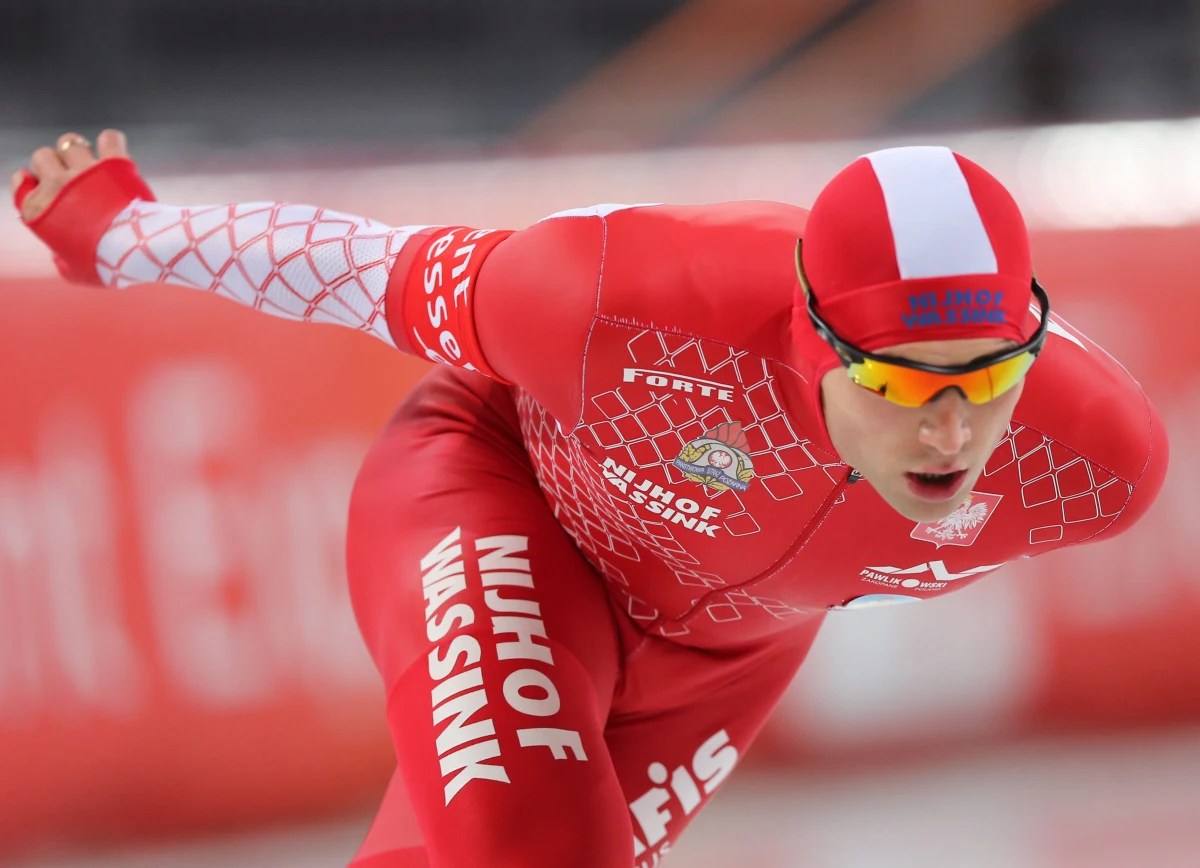 W norweskim Hamar Konrad Niedźwiedzki zajął drugie, a Zbigniew Bródka trzecie miejsce w wyścigu na 500 metrów Mistrzostw Europy w wieloboju łyżwiarzy szybkich. Triumfował Norweg Havard Boekko. Jan Szymański był szósty, a Piotr Puszkarski dziesiąty wśród 31 startujących. Warto podkreślić, że komplet czterech zawodników, poza Polską, mogła jeszcze wystawić tylko Holandia.