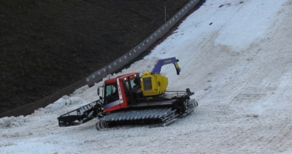 Konkurs Pucharu Świata w skokach narciarski w Wiśle Malince odbędzie się zgodnie z planem w czwartek. "Organizatorzy przywieźli wystarczającą ilość śniegu, dzięki czemu impreza nie jest zagrożona" - poinformował wiceprezes PZN Andrzej Wąsowicz. Pogoda pod Tatrami wreszcie sprzyja także organizatorom konkursów Pucharu Świata w skokach narciarskich, które już w przyszłym tygodniu mają być rozegrane na Wielkiej Krokwi w Zakopanem.