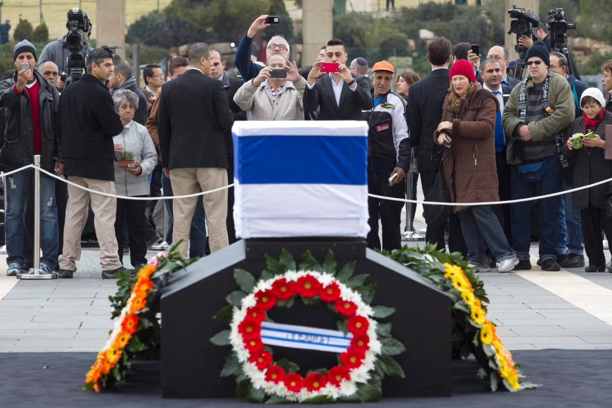 Przed parlamentem w Jerozolimie, gdzie wystawiono trumnę z ciałem byłego premiera Ariela Szarona, ustawiły się tysiące osób. W Izraelu trwają przygotowania do pogrzebu.  Polskę ma reprezentować szef MON-u Tomasz Siemoniak. 
