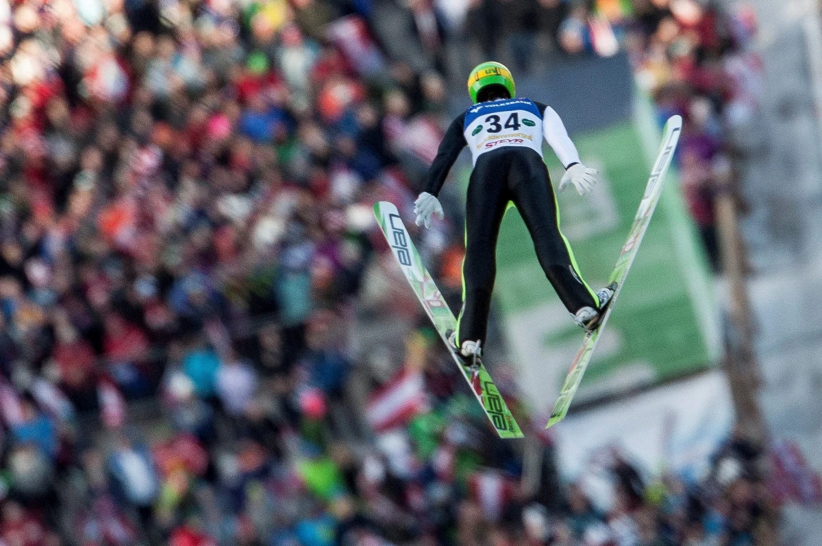 Kamil Stoch zajął dziewiąte, a Maciej Kot dziesiąte miejsce w konkursie Pucharu Świata w skokach narciarskich na mamucim obiekcie Kulm w austriackim Bad Mitterndorf. Zwyciężył Słoweniec Peter Prevc. 