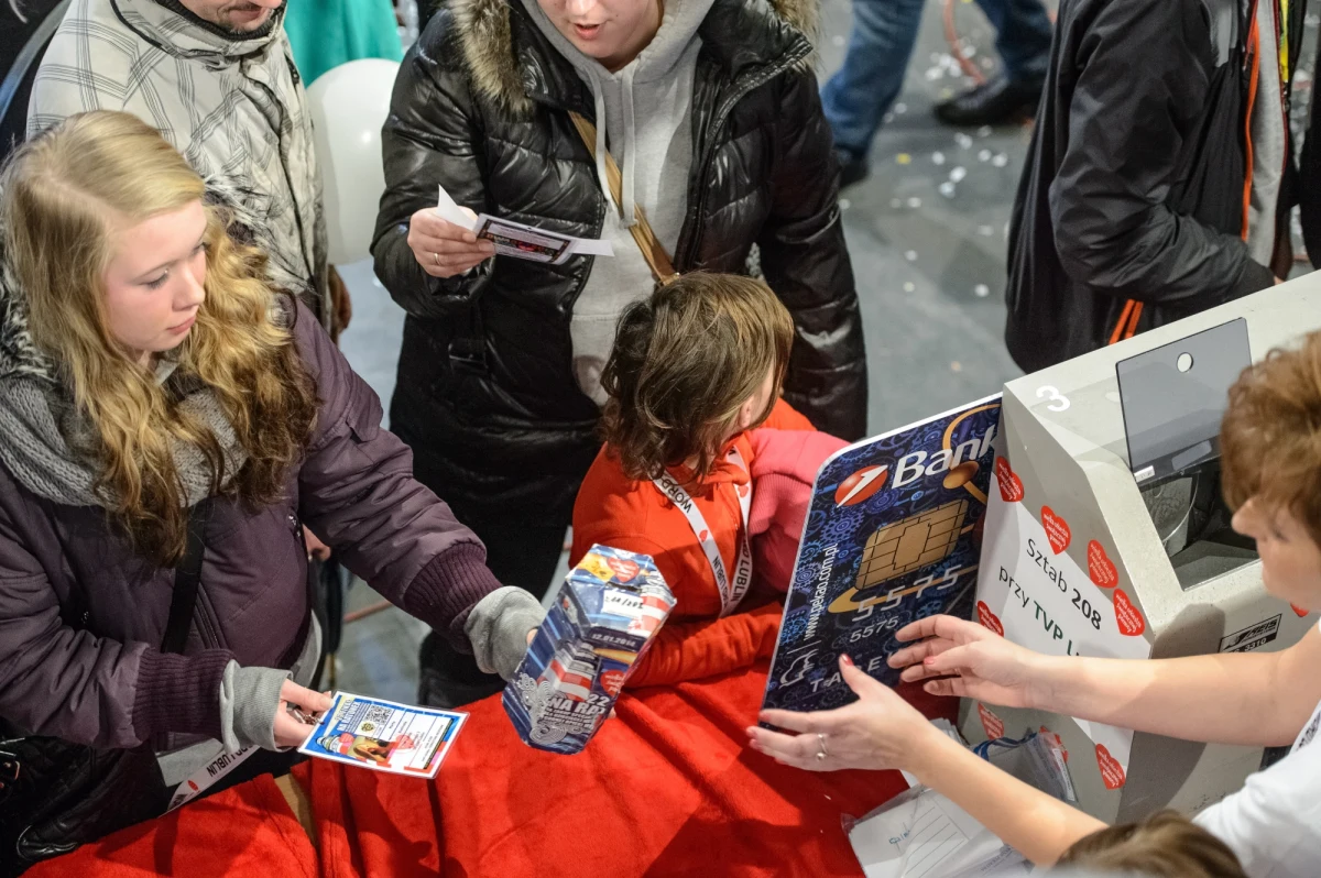 Blisko 35 i pół miliona złotych zebrała do północy Wielka Orkiestra Świątecznej Pomocy. 120 tysięcy ochotników kwestowało tym razem pod hasłem "Na ratunek" - zbierano pieniądze na wyposażenie dziecięcych oddziałów medycyny ratunkowej oraz oddziałów geriatrycznych. Ostateczny wynik Finału znany będzie dopiero za kilka tygodni. 