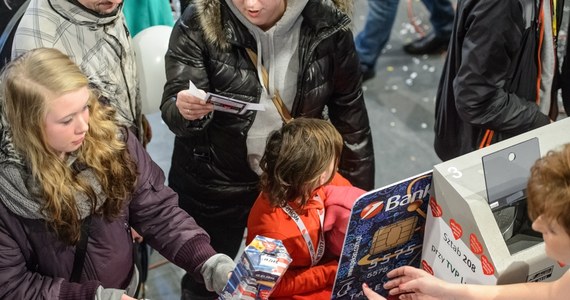 Blisko 35 i pół miliona złotych zebrała do północy Wielka Orkiestra Świątecznej Pomocy. 120 tysięcy ochotników kwestowało tym razem pod hasłem "Na ratunek" - zbierano pieniądze na wyposażenie dziecięcych oddziałów medycyny ratunkowej oraz oddziałów geriatrycznych. Ostateczny wynik Finału znany będzie dopiero za kilka tygodni. 