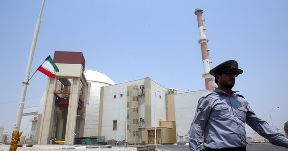 "Iran otrzyma na początku lutego przelew w wysokości 550 mln dolarów z całkowitej sumy 4,2 mld USD stopniowo odblokowywanych funduszy" - poinformował urzędnik Departamentu Stanu USA. To w ramach porozumienia w sprawach nuklearnych, zawartego między Iranem a światowymi mocarstwami w Genewie, które wejdzie w życie 20 stycznia. Na jego mocy Iran zacznie likwidację zapasów wysoko wzbogaconego uranu i demontaż części infrastruktury.