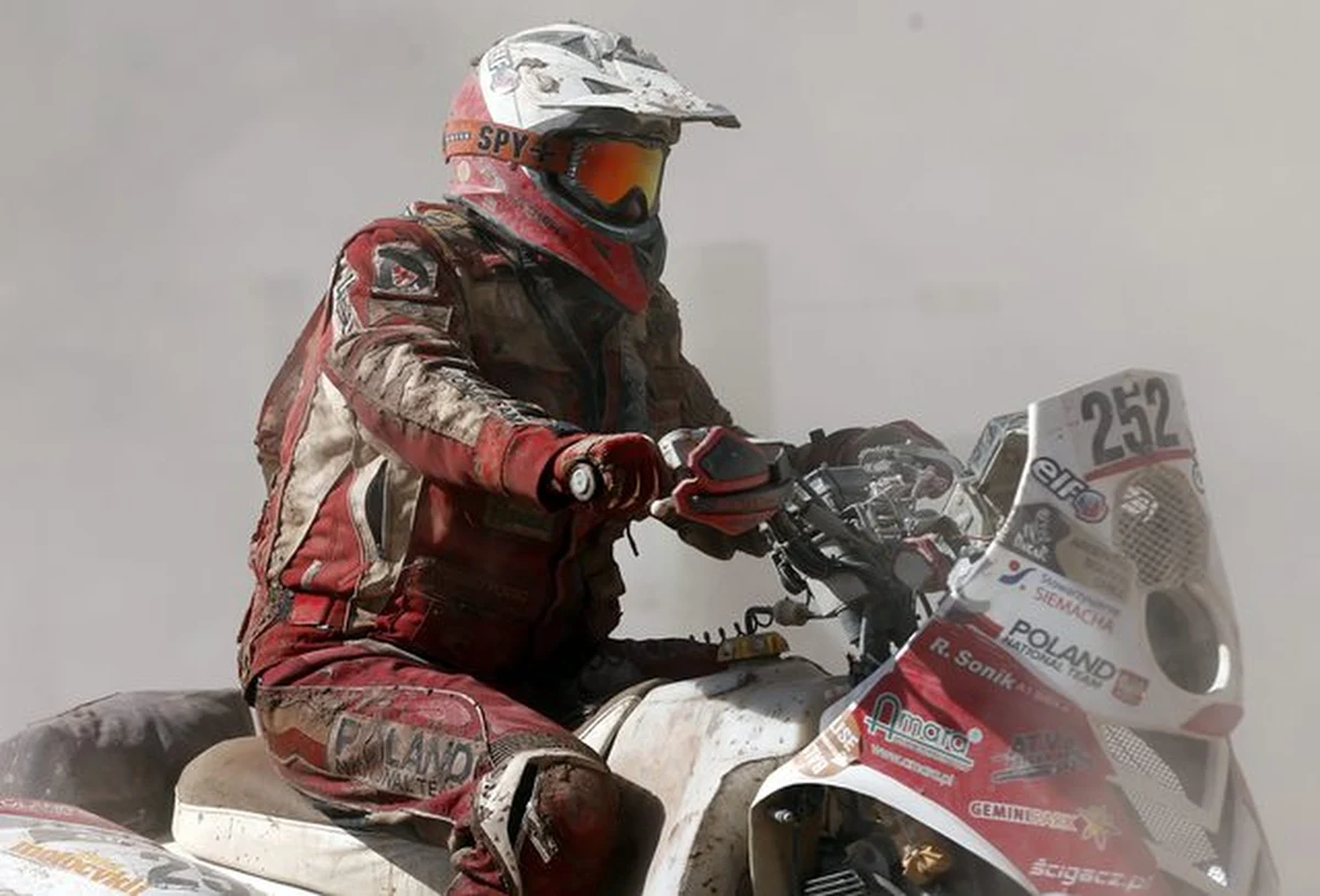 W niedzielę motocykliści i quadowcy rozpoczęli drugi na tegorocznym Dakarze etap maratoński, po raz pierwszy w historii rajdu (od 1979 roku) wjeżdżając do Boliwii. Rafał Sonik był czwarty, ale na mecie musiał naprawić sobie hamulce. Radio RMF FM jest oficjalnym, radiowym sponsorem Rafała Sonika.